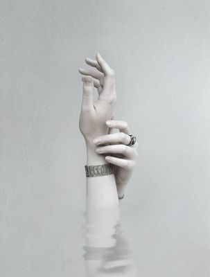 marble hands / Konzeptionell  Fotografie von Fotograf Victor ★30 | STRKNG