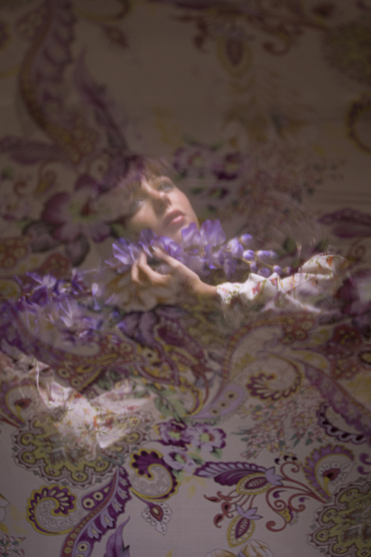 Girl among flowers and veils - &copy; Renzo Bilenchi | Kreativ