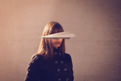 Femme et Avion en Papier / Konzeptionell  Fotografie von Fotograf Andrea Passon ★4 | STRKNG