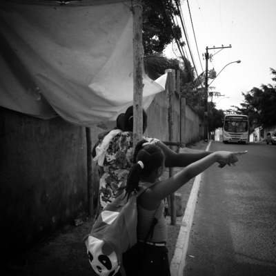 Parada do Ônibus / Dokumentation  Fotografie von Fotograf Marcelo Reis ★1 | STRKNG