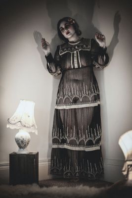 Haunted Doll / Konzeptionell  Fotografie von Fotografin Julie ★9 | STRKNG