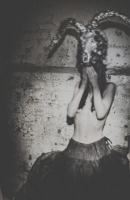 Demon Inside / Konzeptionell  Fotografie von Fotografin Julie ★8 | STRKNG