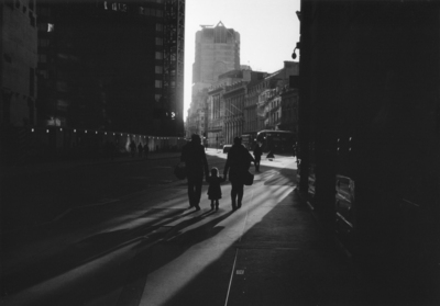 happy family / Street  Fotografie von Fotograf Manuel Succi | STRKNG