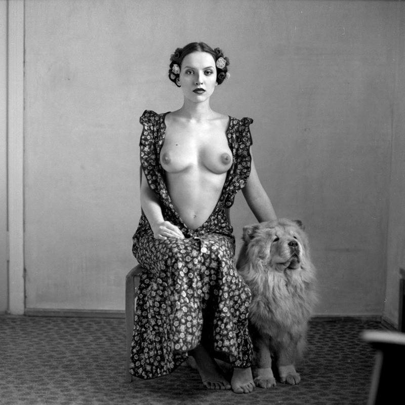 La señora con el perro - &copy; Eugene Reno | Fine Art