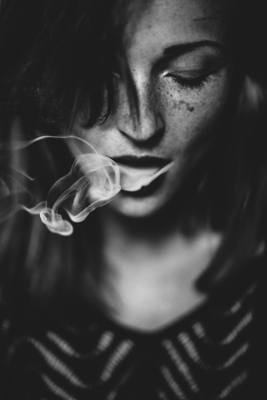 Smoke / Schwarz-weiss  Fotografie von Model Lima Lew ★58 | STRKNG