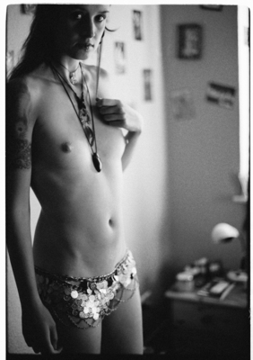 Gürtel Gürtel / Schwarz-weiss Fotografie von Model Peacocks feather ★38 | STRKNG