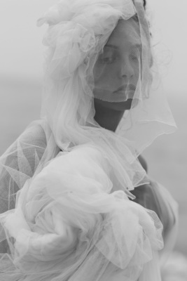 Voile de la mariée / Schwarz-weiss  Fotografie von Model Zoe ★21 | STRKNG