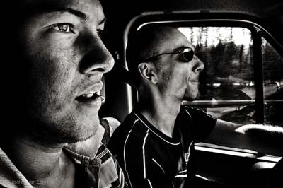 Zwei Typen im Van / Schwarz-weiss  Fotografie von Fotograf Jochen van Eden ★2 | STRKNG