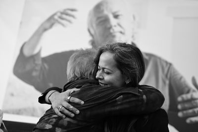 The Hug / Schwarz-weiss  Fotografie von Fotograf João Freire ★4 | STRKNG