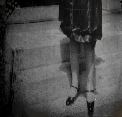 in her step / Schwarz-weiss  Fotografie von Fotografin d i a n e p o w e r s ★4 | STRKNG