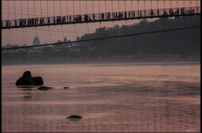 Bridge and people over the Ganjes River. / Reise  Fotografie von Fotograf Don Shubi | STRKNG