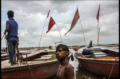 Bath in the Ganga River_Varanasi_India / Dokumentation  Fotografie von Fotograf Don Shubi | STRKNG