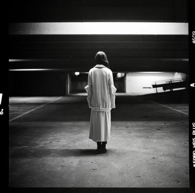 Laura / Schwarz-weiss  Fotografie von Fotograf Holger Nitschke ★75 | STRKNG