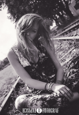 TYPISCH MARIE / Schwarz-weiss  Fotografie von Fotograf TYPISCHFOTOGRAF | STRKNG