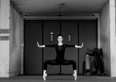 stop work - start dance / Black and White  photography by Photographer Jana Schmidt | STRKNG