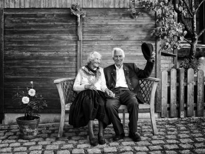 Liebe.. im Herbst des Lebens / Schwarz-weiss  Fotografie von Fotograf Andreas Schaarschmidt ★6 | STRKNG