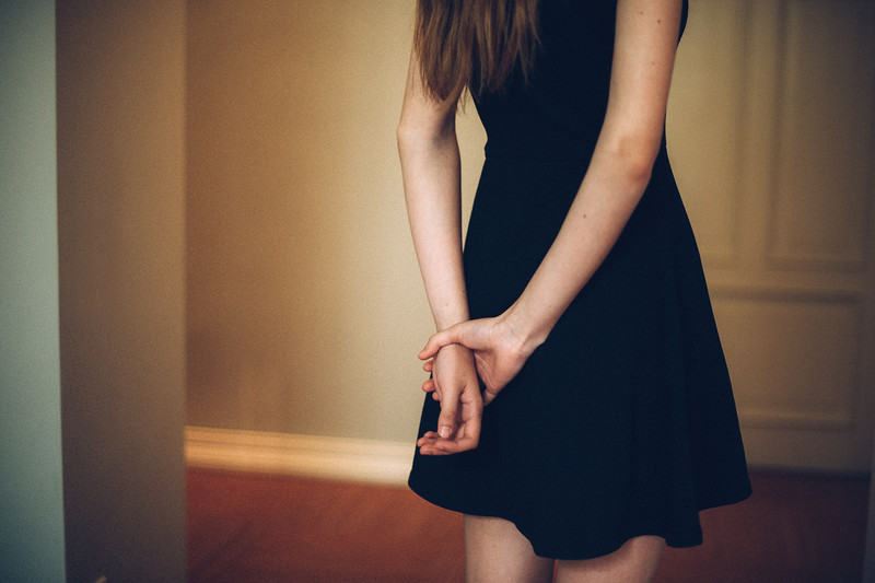 Una chica de espaldas en una habitación de hotel - &copy; Alberto Monteraz | Portrait