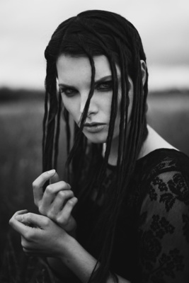 nyctophilia. / Portrait  photography by Model Lisa ★124 | STRKNG