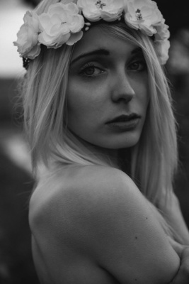 Schwarz-weiss  Fotografie von Model Valerie ★5 | STRKNG