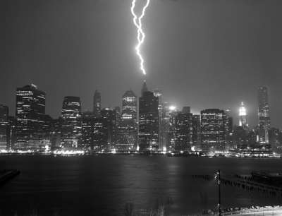 ESB hit by lightening, NYC, USA / Stadtlandschaften  Fotografie von Fotograf Bobby Ce ★1 | STRKNG