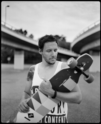 longboard fun / Portrait  photography by Photographer Tobias Pohl | STRKNG