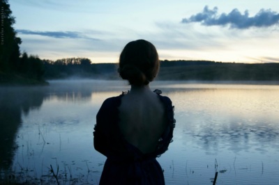 Her territory of waiting / Portrait  photography by Photographer Natalya Romashina ★2 | STRKNG