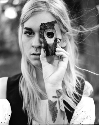 Carolin / Schwarz-weiss  Fotografie von Fotograf Sven Wagenfeld ★1 | STRKNG