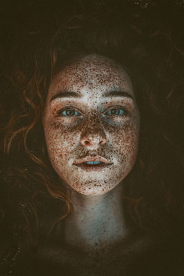 Nora / Portrait  photography by Photographer Martin Neuhof ★52 | STRKNG