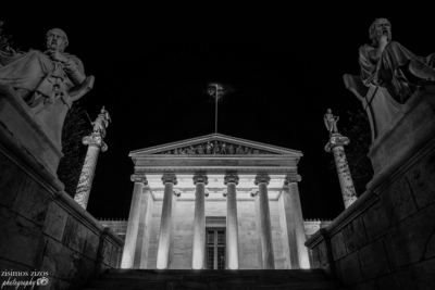 The Academy of Athens / Schwarz-weiss  Fotografie von Fotograf Zisimos Zizos | STRKNG