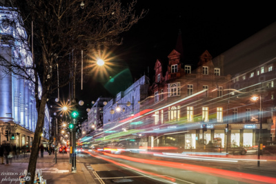 Oxford Street / Nacht  Fotografie von Fotograf Zisimos Zizos | STRKNG