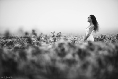 *In the sound of silence* / Schwarz-weiss  Fotografie von Model mrs.poziguzo ★25 | STRKNG