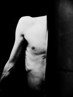 nude behind a wall - selfportrait / Nude  Fotografie von Fotograf luca norbiato | STRKNG