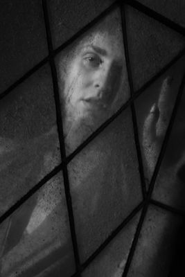 Behind the window / Menschen  Fotografie von Fotograf Lothar Wulff | STRKNG
