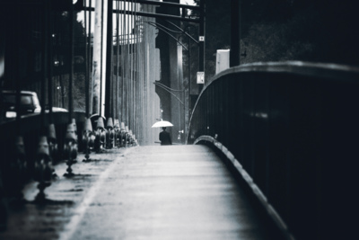 Bridge Crossing / Schwarz-weiss  Fotografie von Fotograf Atmospherics ★8 | STRKNG