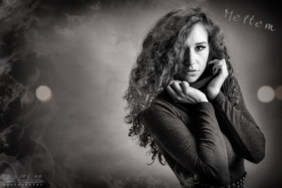 Portrait s/w mit Meltem / Menschen  Fotografie von Fotograf JeyTee Photography | STRKNG