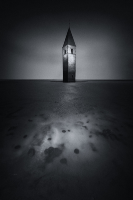 Lago di Resia / Schwarz-weiss  Fotografie von Fotograf Volker Birke ★2 | STRKNG