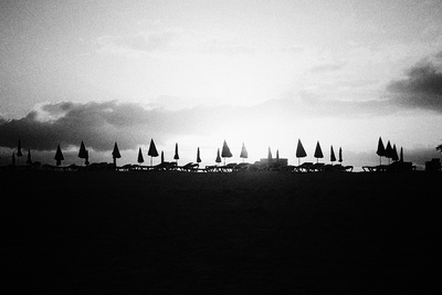 Beach in winter / Schwarz-weiss  Fotografie von Fotografin Monika Keller ★10 | STRKNG