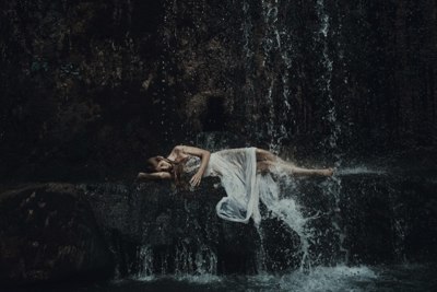 The waterfall / Fine Art  Fotografie von Model Alessandra ★19 | STRKNG