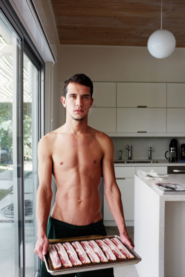 Nick with Bacon, Palm Springs, CA / Portrait  Fotografie von Fotograf Joe Schmelzer ★1 | STRKNG