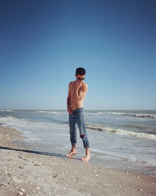 Tippy-toed Nick, Sanibel Island, FL, 2020. / Portrait  photography by Photographer Joe Schmelzer ★1 | STRKNG