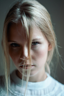 Melanie / Portrait  photography by Photographer Gregory Steenbeek ★5 | STRKNG