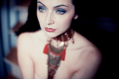 Lost in her thoughts / Portrait  Fotografie von Fotografin Sophie Thouvenin ★1 | STRKNG