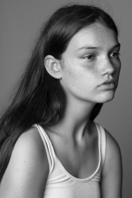 Zoé / Portrait  photography by Photographer Maarten De Laet ★4 | STRKNG