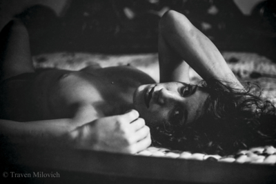 Que nos vies aient l'air d'un film / Portrait  photography by Photographer Traven ★2 | STRKNG