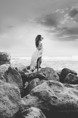 Jessica On The Rocks / Schwarz-weiss  Fotografie von Fotograf Ken Gehring ★1 | STRKNG