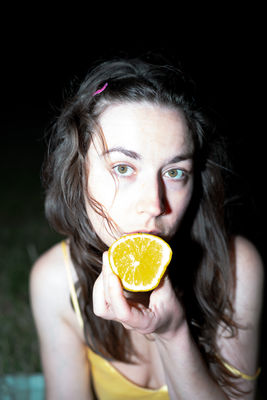 Früchte und Sekt mit @lokipik / Portrait  photography by Photographer Hanna König ★4 | STRKNG