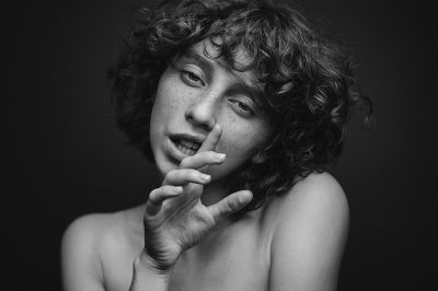 L / Portrait  photography by Photographer ACR ★13 | STRKNG