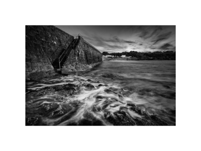 High tide at Rocquaine Bay, and the Imperial Hotel, on the South West coast of Guernsey. / Wasserlandschaften  Fotografie von Fotograf Tim Harvey ★1 | STRKNG