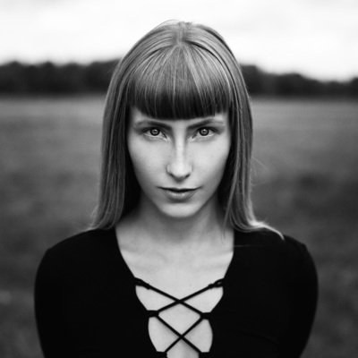 strong / Schwarz-weiss  Fotografie von Model BEA AMBER ★24 | STRKNG