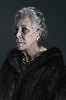 Portrait of a mother / Portrait  photography by Photographer Bárbara Traver ★1 | STRKNG